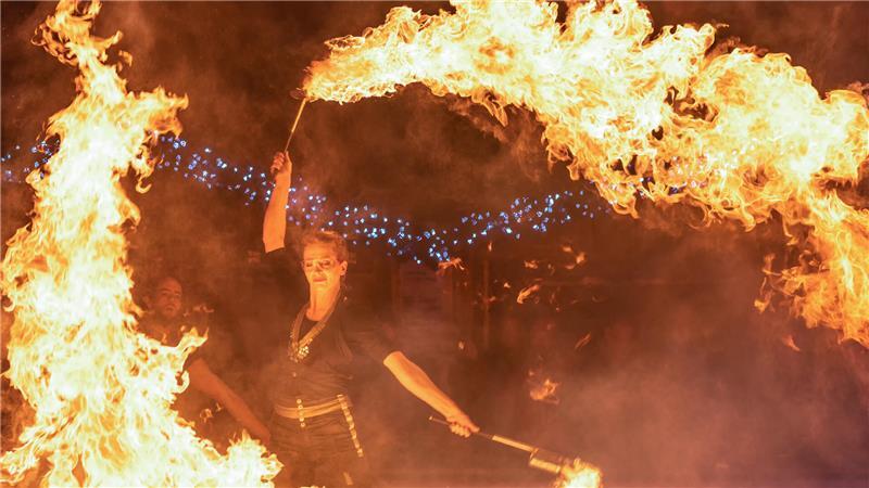 Open-Air-Erlebnis: Das alles bietet Buxtehudes bunte Sommerbühne Flamba aus Hamburg: Zum Finale im September gibt es wieder ein feuriges Spektakel.
