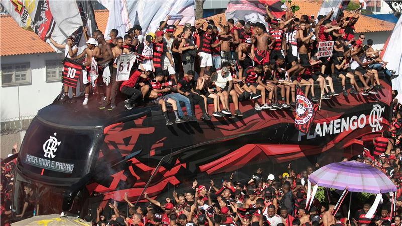 Flamengo-Fußballfans verabschieden in Rio de Janeiro ihre Mannschaft.