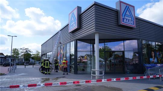 Flammen auf dem Aldi-Dach in Sittensen riefen am Montag die Feuerwehr auf den Plan.