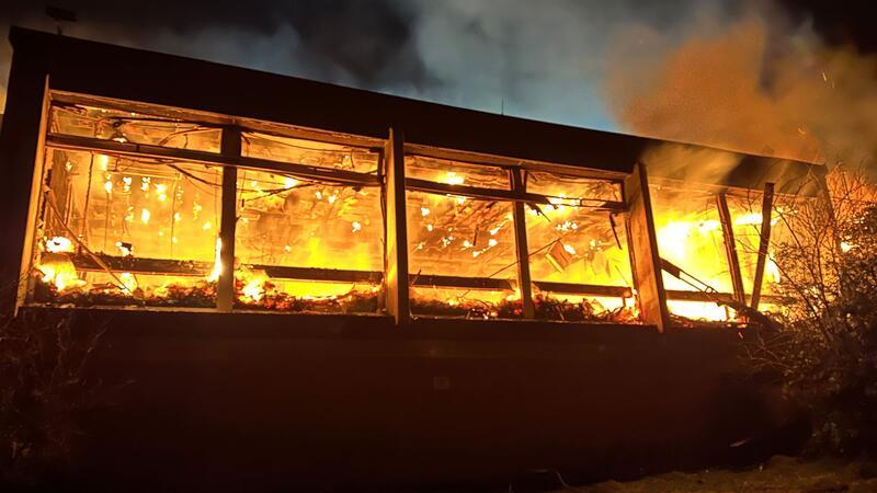 Bilder des Tages Flammen lodern im Inneren eines leerstehenden Hotels im Hamburg. Aus noch ungeklärter Ursache entzündete sich ein Teil des Gebäudes.