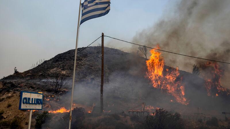 Zivilschutz warnt vor hoher Waldbrandgefahr in Griechenland Flammen lodern im vergangenen Jahr auf einem Hügel auf Rhodos.