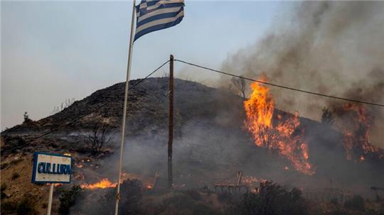 Flammen lodern im vergangenen Jahr auf einem Hügel auf Rhodos.