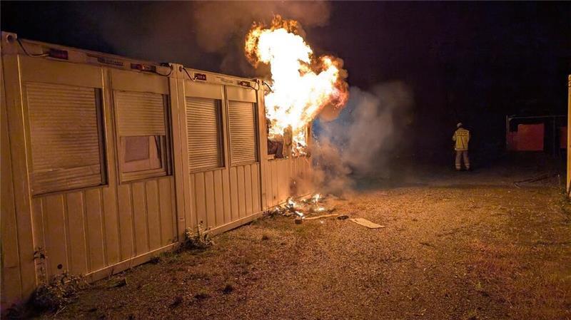 Flammen schlagen aus dem Container.