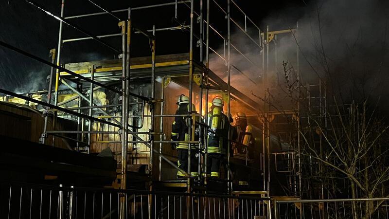 Kita mitten in Horneburg brennt Flammen schlagen aus dem Dach der Moorwichtel-Kita in Horneburg.