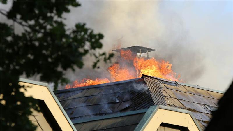 Flammen schlagen aus dem Dach der Seniorenwohnanlage in Eidelstedt. Bei dem Großbrand ist niemand verletzt worden. Fotos: Bodo Marks/dpa