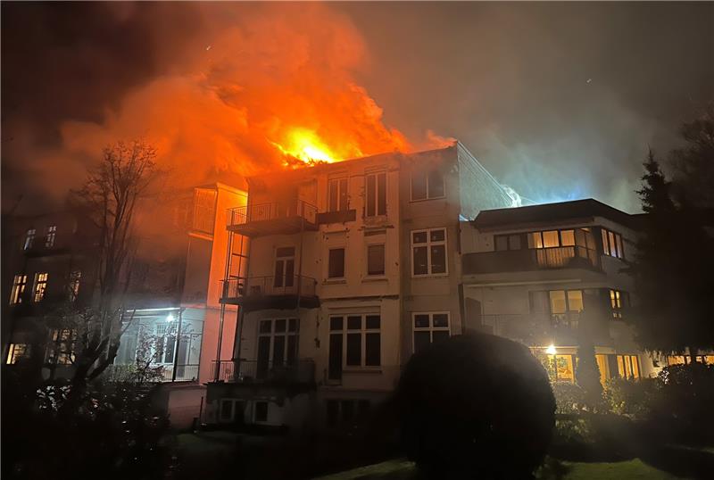 Flammen schlagen aus dem Dach der Villa in Hamburg-Winterhude. Foto: Steven Hutchings/dpa