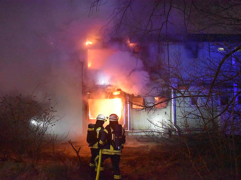 Flammen schlagen aus dem Flüchtlingsheim an der Gildestraße in Buxtehude. Fotos: Vasel