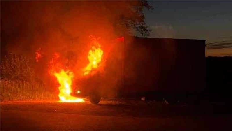 Transporter in Bützfleth ausgebrannt Flammen schlagen aus dem Transporter.