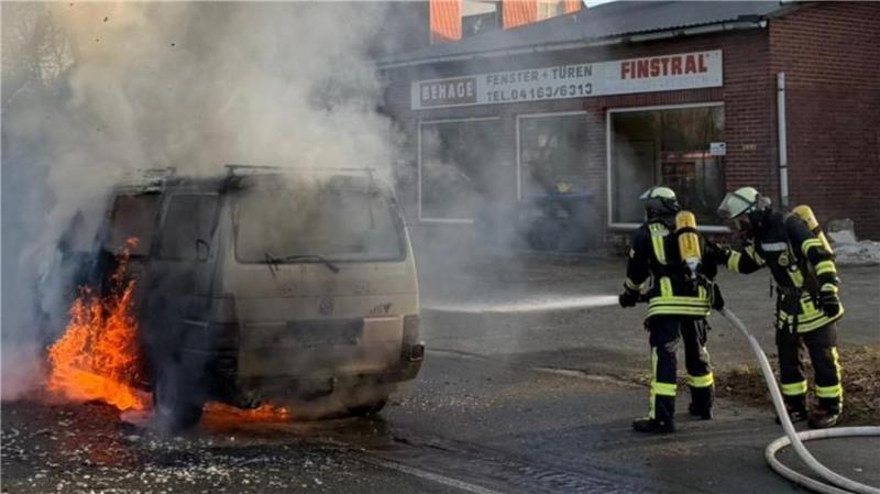 Flammen schlagen aus dem VW-Bus empor. Der Rauch steigt über der B73 meterhoch hinauf.