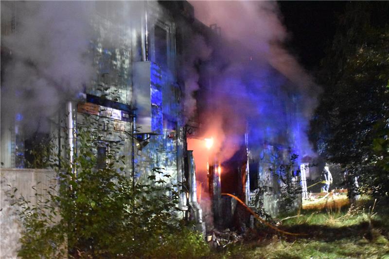 Flammen schlagen aus den Containermodulen der leerstehenden Flüchtlingsunterkunft in der Gildestraße in Buxtehude. Foto: Vasel