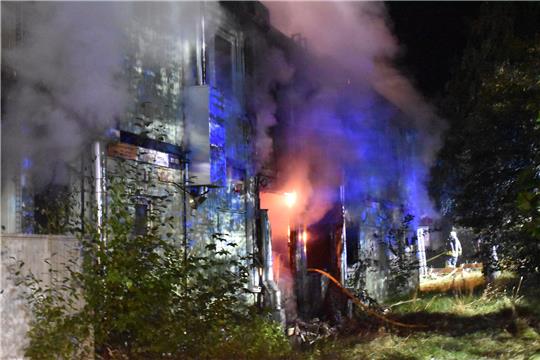 Flammen schlagen aus den Containermodulen der leerstehenden Flüchtlingsunterkunft in der Gildestraße in Buxtehude. Foto: Vasel