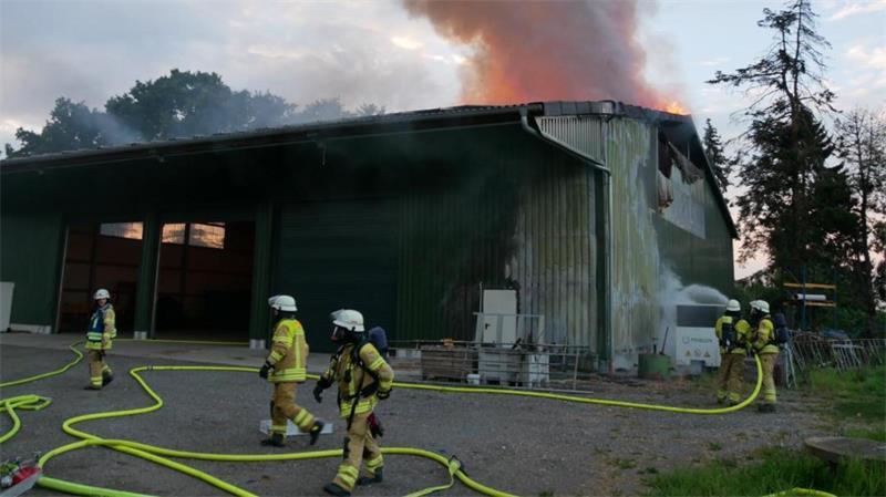 Großeinsatz am Dienstagabend: Lagerhalle in Stadermoor in Flammen Flammen schlagen aus der Halle.