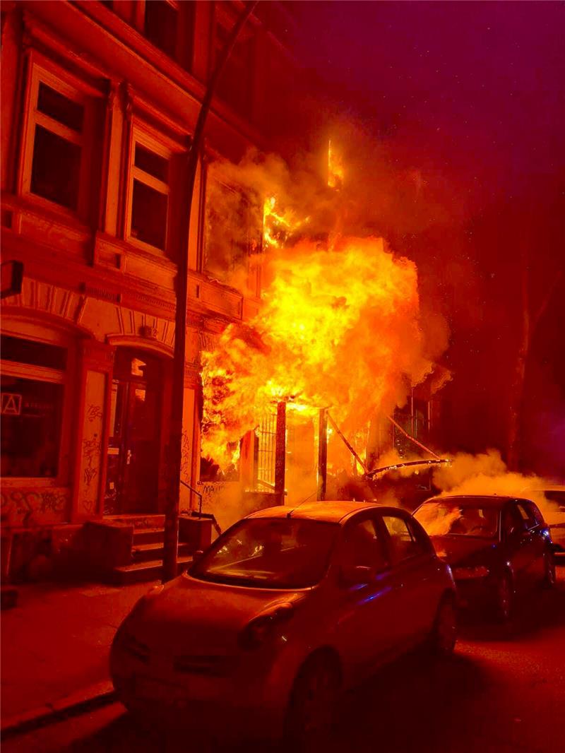 Flammen schlagen aus einem Haus in St. Pauli. Ein Brand eines Mehrfamilienhauses in Hamburg-St. Pauli hat für einen größeren Einsatz der Feuerwehr gesorgt. Foto: ---/TNN/dpa