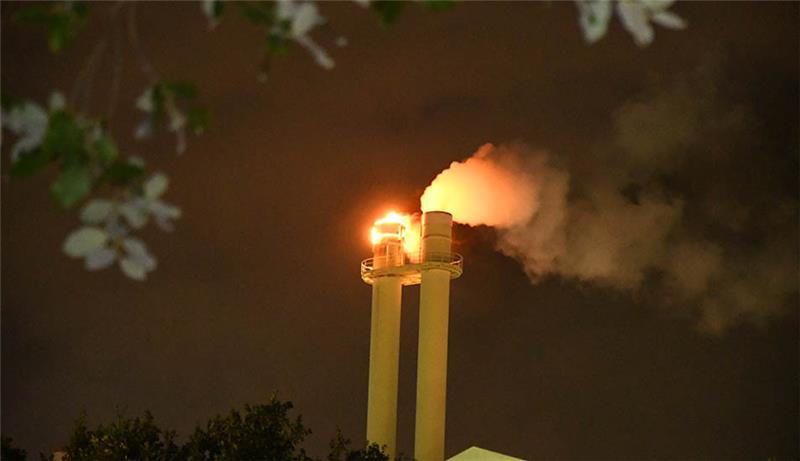 Flammen schlagen aus einem Schornstein einer Müllverbrennungsanlage im Hamburger Stadtteil Billbrook. Ein Brand in einer Müllverbrennungsanlage im Hamburger Stadtteil Billbrook hat einen Großeinsatz der Feuerwehr ausgelöst. Foto: Tiedemann/Vifogra/dpa