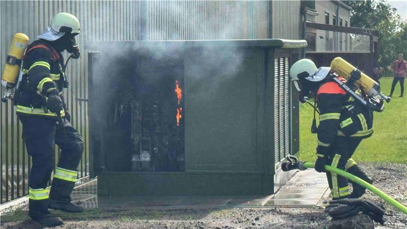 Trafohaus in Jork-Ladekop brennt Flammen schlagen aus einem Stromverteilerkasten in Jork-Ladekop. Das Trafohaus war am Montagmittag aus bislang ungeklärter Ursache in Brand geraten.