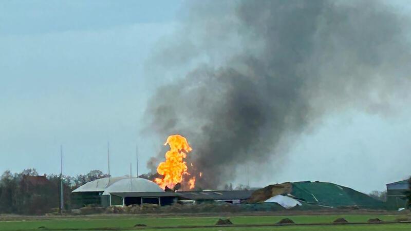 Flammen schlagen aus einer Biogasanlage in der Samtgemeinde Velpke (Landkreis Helmstedt).