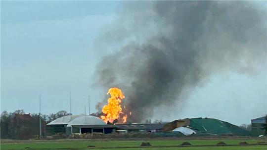 Flammen schlagen aus einer Biogasanlage in der Samtgemeinde Velpke (Landkreis Helmstedt).