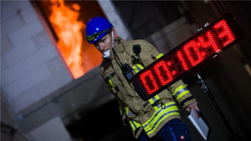 Feuer im Mehrfamilienhaus - Wie gelingt die sichere Rettung? Flammen schlagen bei einem Brandversuch aus einem Versuchsaufbau. Wissenschaftler sammeln die Daten.