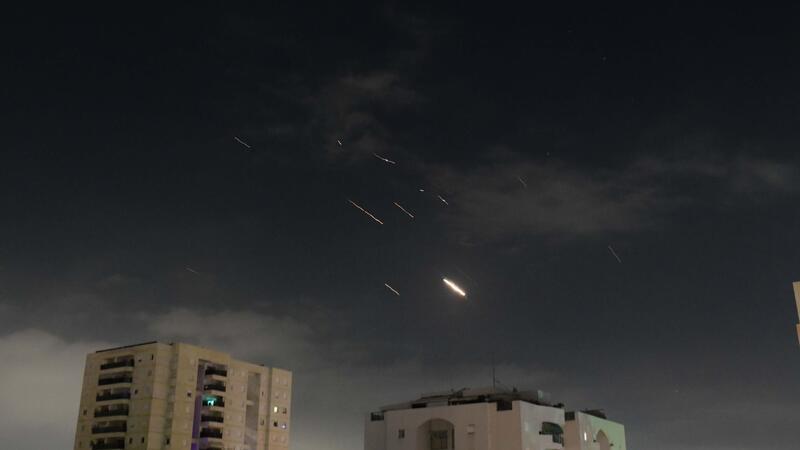 Mutmaßlich israelischer Angriff im Iran Flammen über Tel Aviv: Israels Luftabwehrsystem fing am Wochenende Raketen und Drohnen aus dem Iran ab.