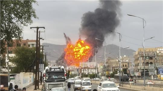 Flammen und Rauchschwaden steigen nach israelischen Luftangriffen in der jemenistischen Hauptstadt auf (Archivbild).