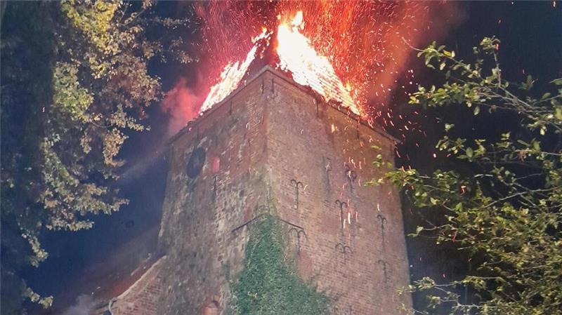 Nach Kirchturmbrand in Bremerhaven: So arbeiten die Brandermittler Flammen zerstören den Kirchturm einer Kirche in Bremerhaven-Wulsdorf – die Feuerwehr kämpft stundenlang gegen den Brand.