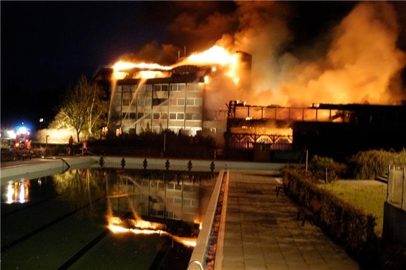 Flammendes Inferno: Das Wikings Inn brannte in der Nacht zum 22. Februar 2006, Zurück blieb eine Ruine, die als Grundlage für den Neuaufbau diente. Archivfoto: Lütt