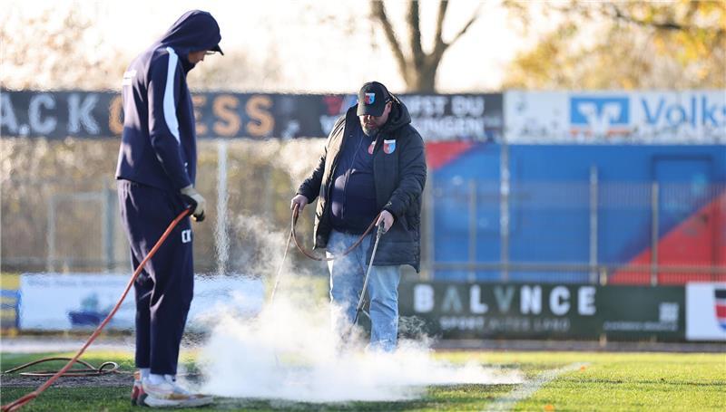 Flammenwerfer gegen den Frost: Christian Käsehage (links) und Björn Apmann sind seit Stunden im Einsatz.