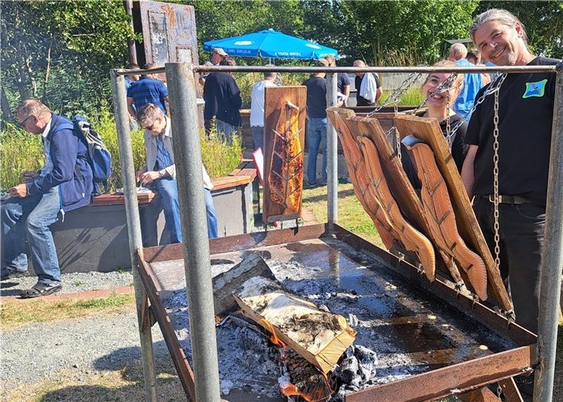 "Angeln mit Stil" beim Fischtag im Natureum in Balje Flammlachs ist eine der kulinarischen Spezialitäten am Fischtag im Natureum. Foto: Bock/Natureum