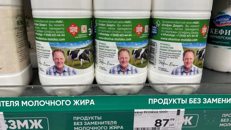 Flaschen mit Kefir in Moskau. Auf dem Etikett ist das Foto des deutschen Milchproduzenten Stefan Dürr zu sehen.