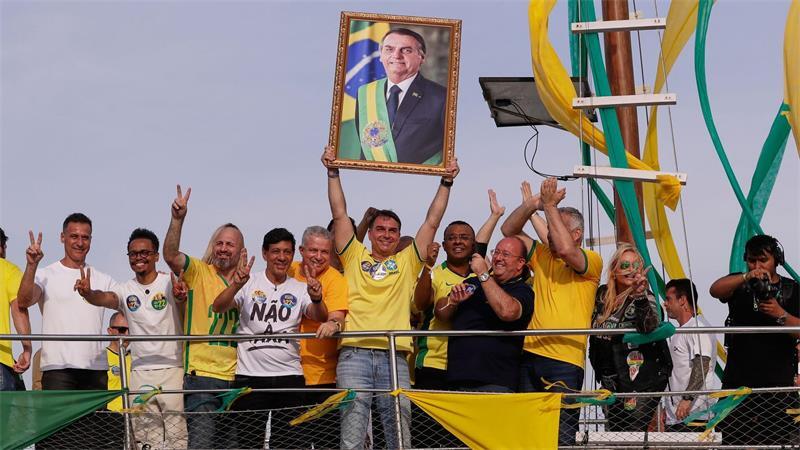 Kann Lula das Ruder in Brasilien noch herumreißen? Flávio Bolsonaro kündigte im Wahlkampf eine Amnestie für seinen verurteilten Vater Jair an.
