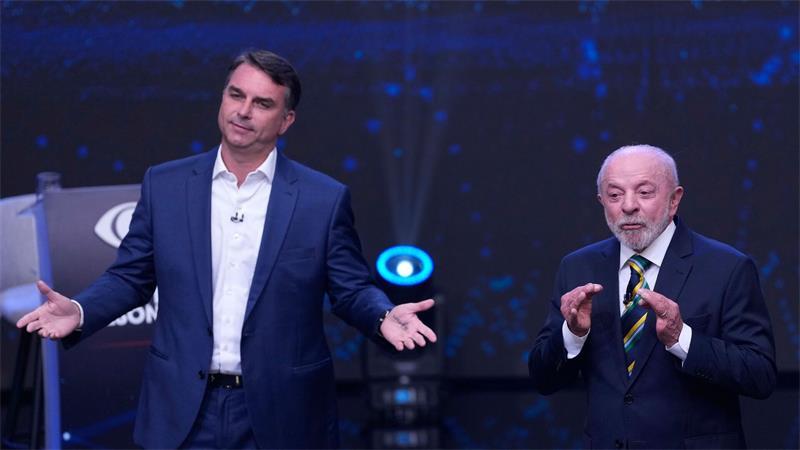 Lula gewinnt Wahl in Brasilien - Bolsonaro protestiert Flávio Bolsonaro und Lula duellierten sich vor der Wahl in einer TV-Debatte.