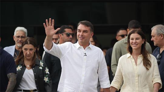 Flavio Bolsonaro und seine Frau Fernanda haben Brasilien verlassen. (Archivfoto)