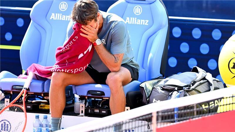 Flavio Cobolli weint nach seinem Halbfinalsieg über Alexander Zverev in München - am Tag vor dem Match war ein guter Freund gestorben.