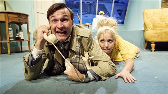 Flavio Kiener und Lara-Maria Wichels in den Hauptrollen der humorvollen Geschichte im 60er-Jahre-Vibe.