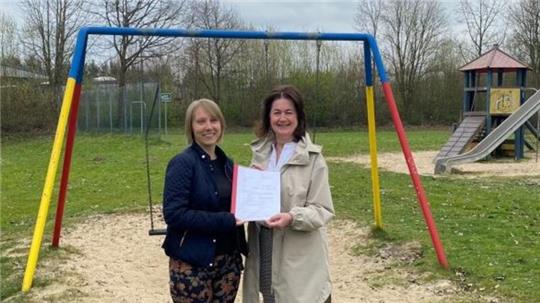 Flecken-Bürgermeisterin Susanne de Bruijn (rechts) und Leader-Regionalmanagerin Nicola Kaatz freuen sich über die Förderzusage