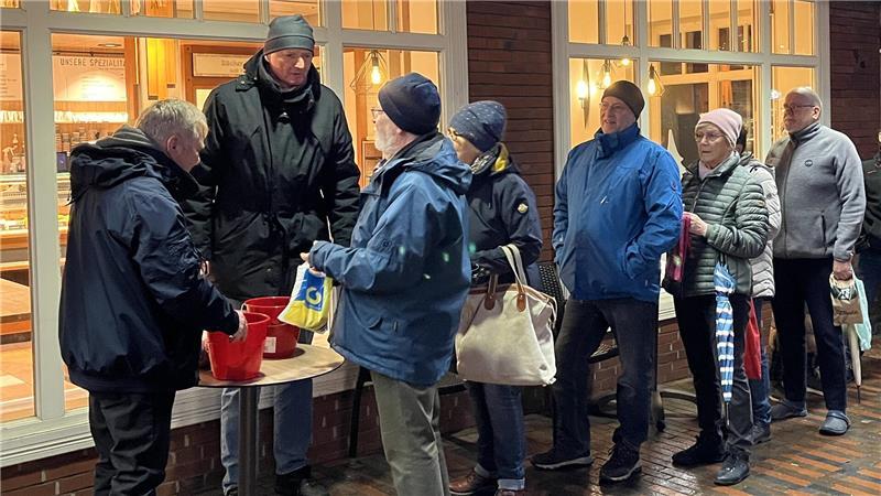 Von Motivation bis Stress: So ist das Leben als Bürgermeister Fleckenbürgermeister Jörk Philippsen (zweiter von links) beim Bürgergespräch während des jährlichen Glücksschweinchen-Verkaufs.