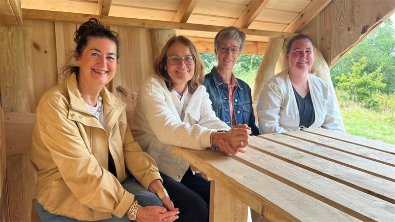 Blick ins Auetal: Neue Schutzhütte zwischen Bargstedt und Harsefeld Fleckenbürgermeisterin Susanne de Bruijn, Samtgemeindebürgermeisterin Ute Kück sowie Birgit Lukas, stellvertretende Bürgermeisterin von Bargstedt und Joanna Sewöster vom Stadtmarketing.