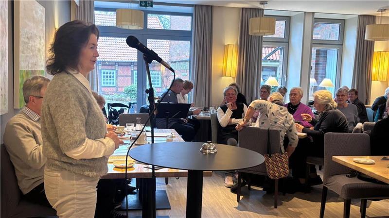 „Op Platt seggt man Du“: Neuer Leiter rettet Harsefelder Klöönsnack Fleckenbürgermeisterin Susanne de Bruijn sprach einige Worte auf Plattdeutsch.