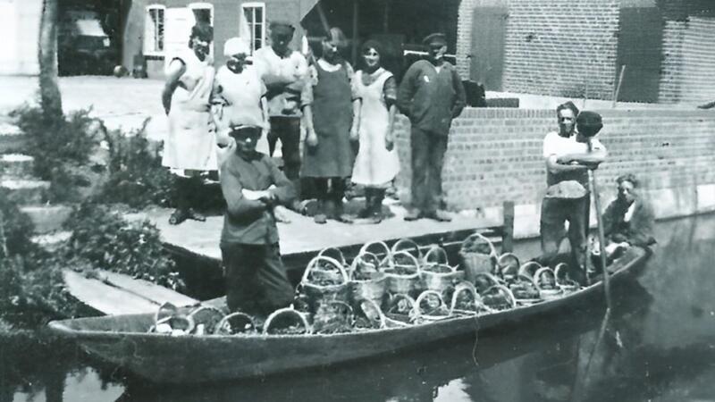 Fleetkahn vor dem Hof Lefers in Westerladekop 1933.