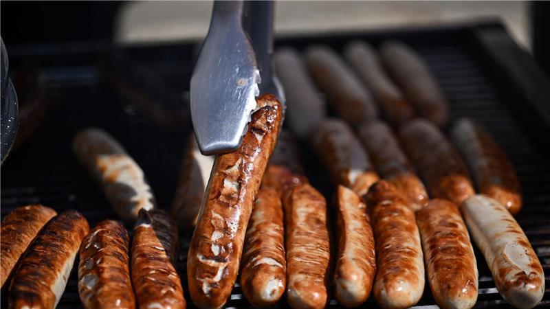 Für Klimaschutz verzichten die wenigsten auf Grillfleisch Fleisch auf dem Grill muss für viele sein. (Archivbild)