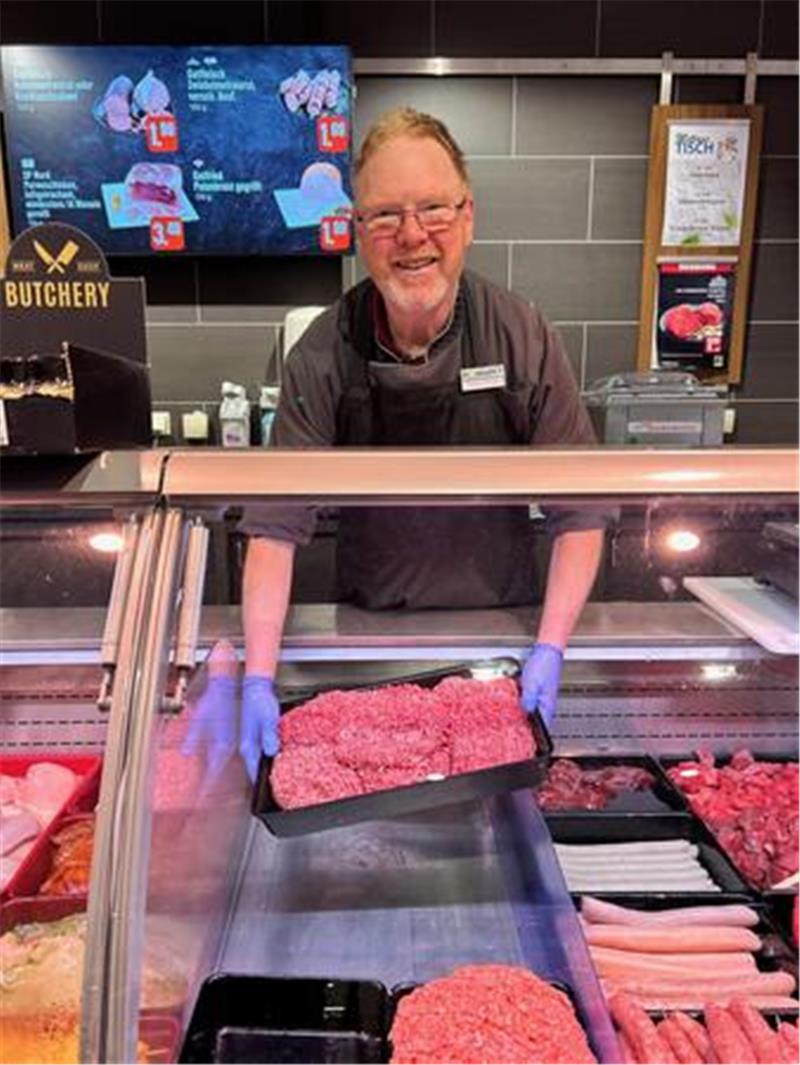 Fleischer Thomas Monsees bringt Mett für die Frischetheke - danach fragen die ersten Kunden.