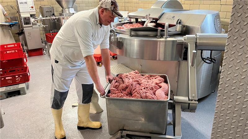 Altländer Mettwurst- und Schinkenräucherei setzt jetzt auf Solarwurst Fleischkutter: Jan-Eric Quast bei der Zwiebelmettproduktion.