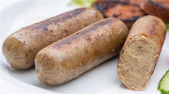 Fleischlose Produkte liegen im Trend, beim Grillen auch als vegetarische oder vegane Bratwürste.