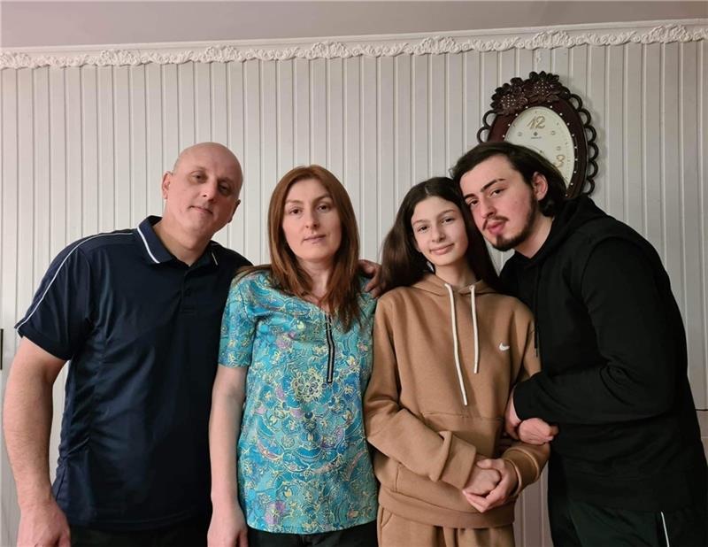 Fleißig, integriert - und trotzdem nach Georgien abgeschoben: Vater Levan Nadaraia (45), Mutter Ekaterina Kukhalaishvili (40), Tochter Lizi (11) und Sohn Vladimir (22 ).