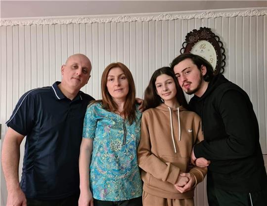Fleißig, integriert - und trotzdem nach Georgien abgeschoben: Vater Levan Nadaraia (45), Mutter Ekaterina Kukhalaishvili (40), Tochter Lizi (11) und Sohn Vladimir (22 ).