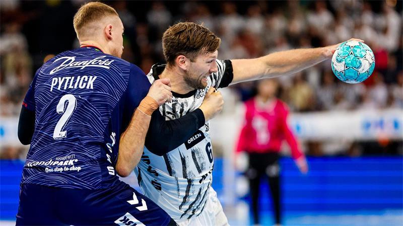 Kiel und Flensburg teilen im 117. Derby die Punkte Flensburg Simon Pytlick (l) und Kiels Harald Reinkind kämpfen um den Ball.