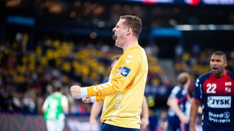 Flensburgs Benjamin Buric beiubelt eine Parade.