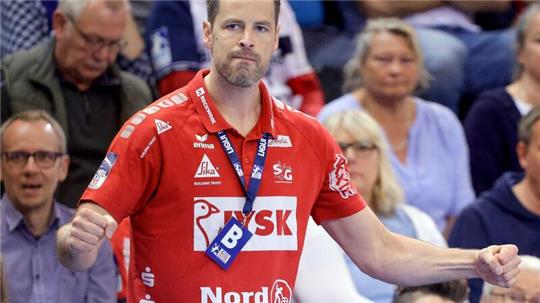 Flensburgs Co-Trainer Mark Bult gestikuliert an der Seitenlinie.
