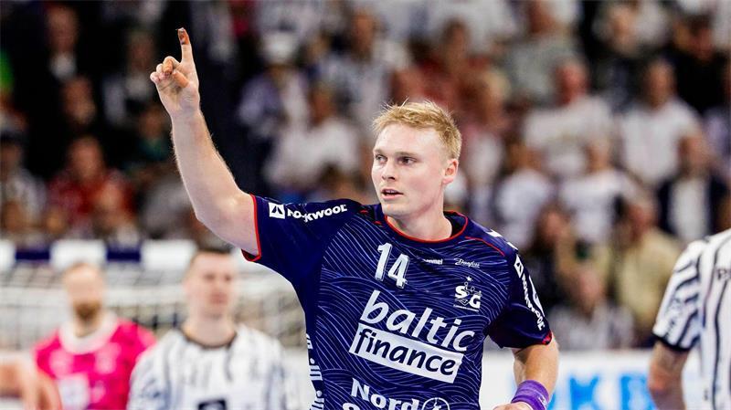 Kiel und Flensburg teilen im 117. Derby die Punkte Flensburgs Emil Bergholt jubelt.