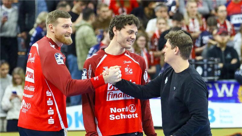 Flensburgs Ex-Trainer Nicolej Krickau (r) begrüßte seine früheren Spieler Blaz Blagotinsek (l) und Niclas Kirkelökke.